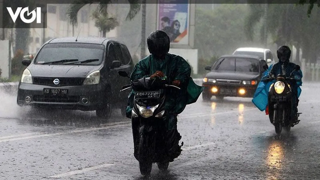 تحذير من BMKG حول استمرار صواعق الرعد تزامناً مع دخول موسم الجفاف في مايو